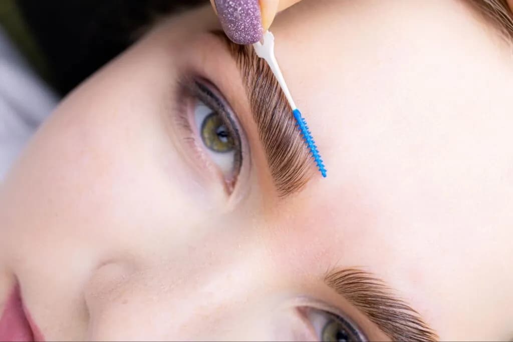 Czym smarować brwi po makijażu permanentnym, by uniknąć błędów i utrzymać efekt?