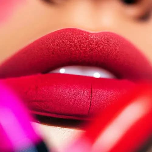 Jak dobrać kolor szminki do wąskich ust? Kolory, które optycznie powiększają