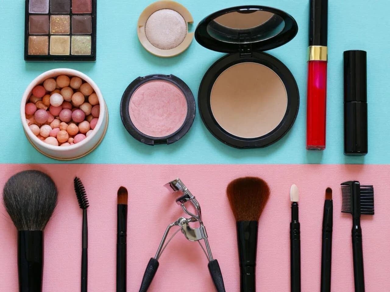 Jakie kosmetyki do makijażu są niezbędne i jak je prawidłowo dobrać?