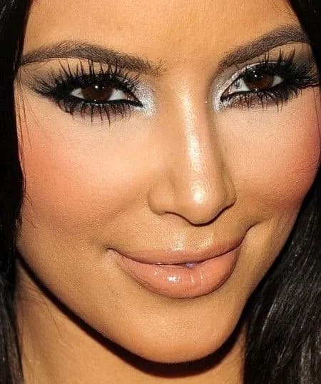 Jak wykonać makijaż w stylu Kim Kardashian – proste kroki i najlepsze produkty